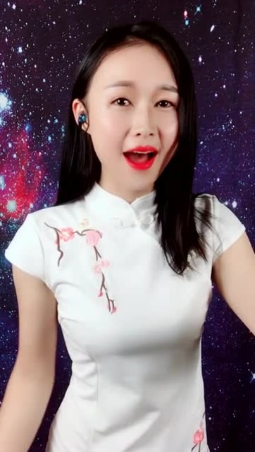 旗袍美女唱歌,非常的气质
