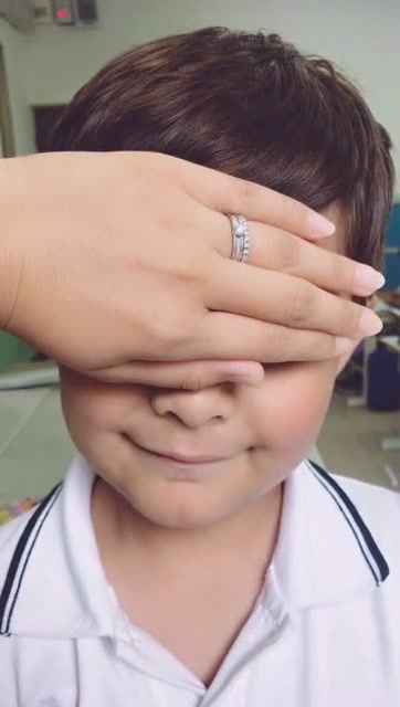 小朋友嘴巴一般,鼻子一般,但眼睛真的好漂亮,像一个混血儿!