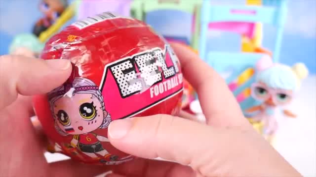 惊喜娃娃玩具惊喜小姐妹们在水上乐园玩耍玩惊喜蛋玩具小朋友们快来一