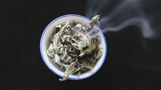 用艾叶熏一熏太厉害了,活了30你才明白,家家户户都需要