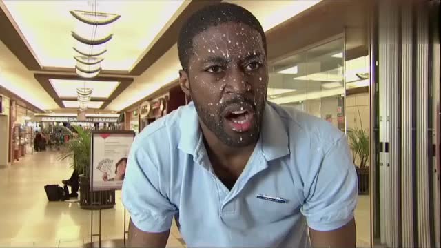 老外街头恶搞 你是不是故意的