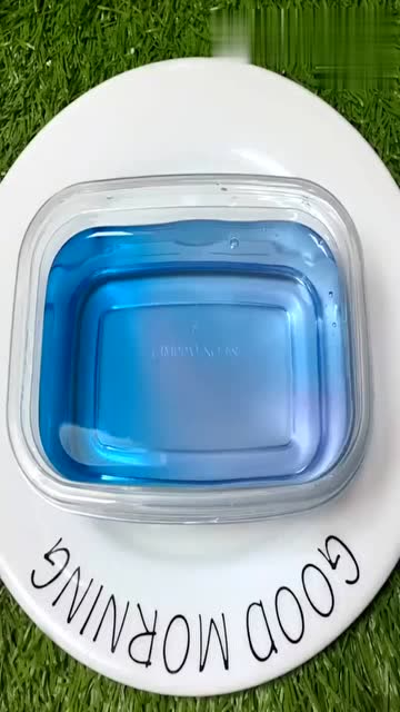 一款超好玩的蓝色假水,流动性很好,玩起来超级解压!
