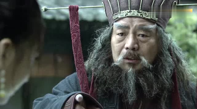 新三国:董卓初次看到貂蝉,被貂蝉的美貌吸引了.