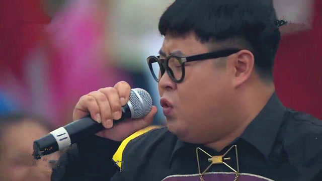 陆海涛一人模仿5位明星唱歌,惟妙惟肖,引全场开怀大笑