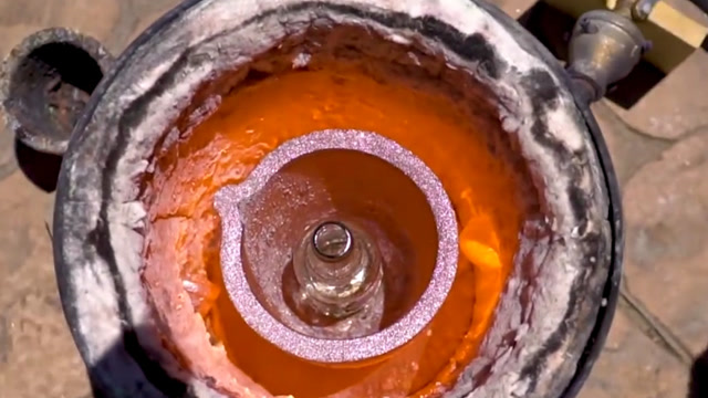 玻璃瓶放在坩埚中进行加热,盖上盖子和不盖盖子差别这么大?