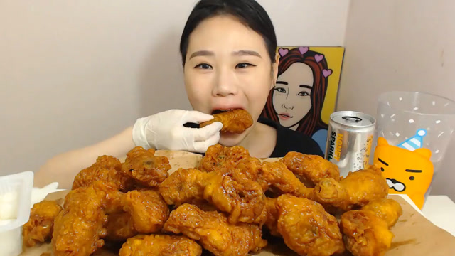 韩国大胃王卡妹,吃炸鸡,咀嚼声非常脆,吃得美滋滋
