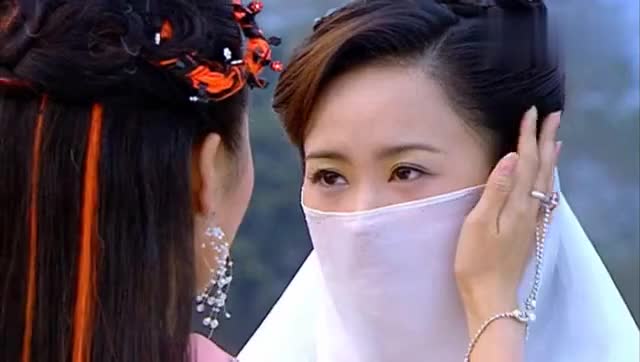 七仙女橙儿青儿在凡间相遇,青儿的脸受了伤,橙儿心疼极了额