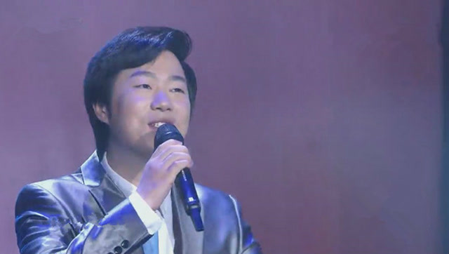 黄枭模仿费玉清唱《包青天》片尾曲《新鸳鸯蝴蝶梦》,太逼真了