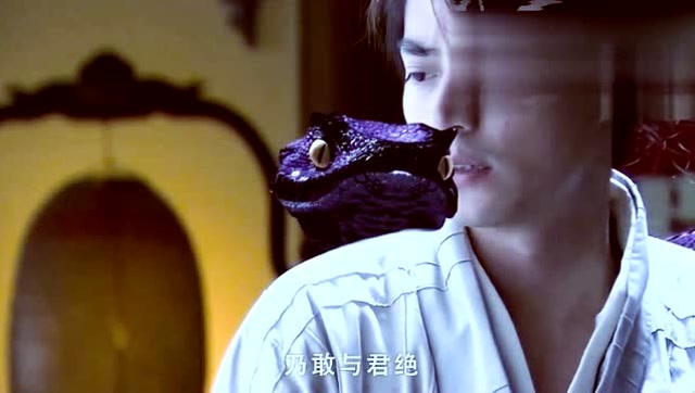 男子的妻子是蛇精,丈夫被判刑,妻子震怒当场现蛇身