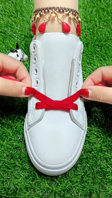 最潮流的小白鞋系鞋带方法,宅女变女神