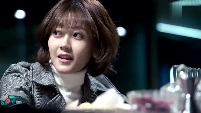 女孩酒吧遭骚扰,男生英雄救美,女孩芳心暗许