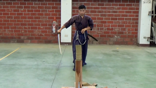 日本居合道馆"五段级拔刀斩",20岁小伙仅凭一刀成功晋级
