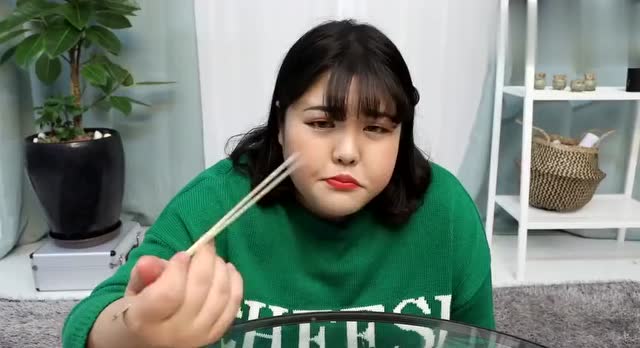 大胃王秀彬吃面条,饺子和寿司,吃东西的声音真够吓人的