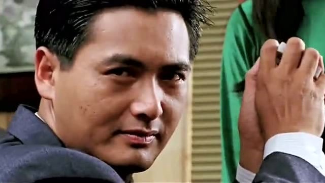 男子吃块巧克力速变"赌神"洗牌 秀刀不在话下