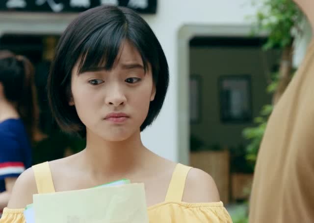 陈小希扮人偶发传单.