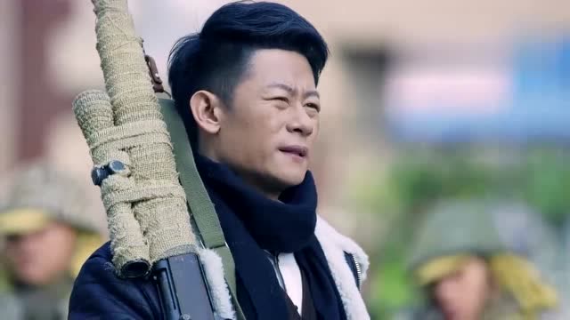 《战地枪王》陆英豪打开衣服露出绑在身上的炸药