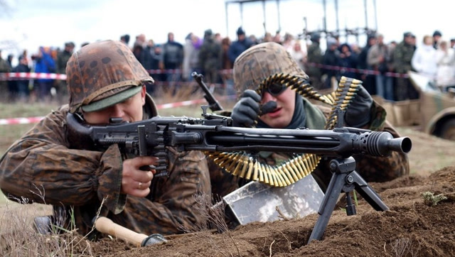 大名鼎鼎的m60通用机枪,无限火力输出,不愧是兰博手中的大杀器