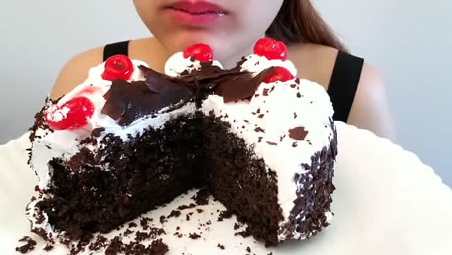 国外美女吃巧克力生日蛋糕巧克力控表示受不了诱惑啊