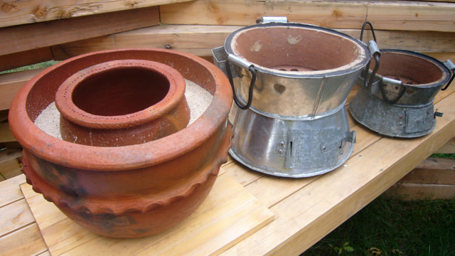 非洲小伙发明不用电的"土冰箱"!一个月卖出7000台