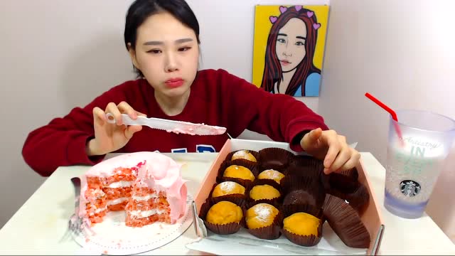 韩国大胃王卡妹的吃播:要哭了?草莓!草莓!草莓蛋糕 奶油泡芙