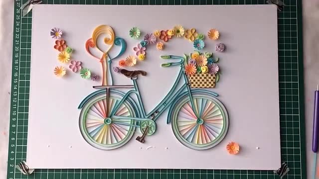 她用彩纸拼出精美的自行车,手也太巧了吧?