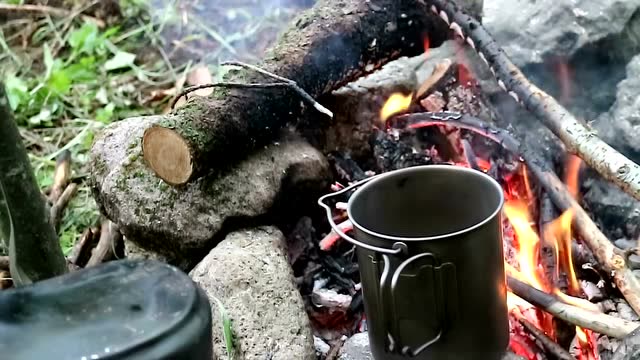 野外露营,早起煮水,来杯咖啡!