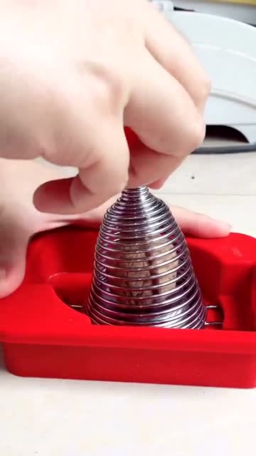 用弹簧做了个砸核桃的神器,不知道能不能把核桃砸开!