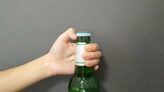 开啤酒瓶盖真容易!动一下这个"小机关",单手一拧就开,厉害了