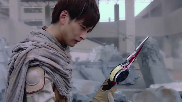 红凯拿出神剑变身奥特曼,盖亚和阿古茹的变身器加一块没红凯大!