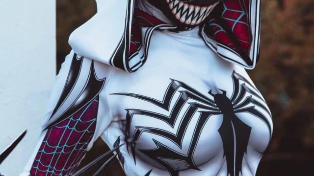 《毒液》小姐姐白色紧身衣现身漫展,胸部网友大赞,直呼:赶紧拍照