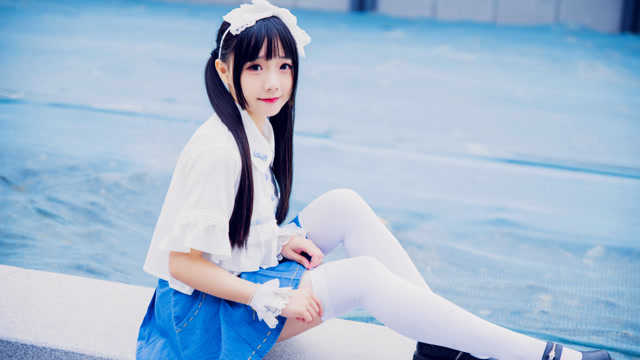 白袜甜美可爱小姐姐秀宅舞,模样好精致,给她打call