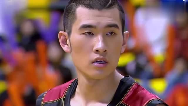 篮球火:元大鹰试图防守无极威,结果被他一记强力灌篮撞出了场外