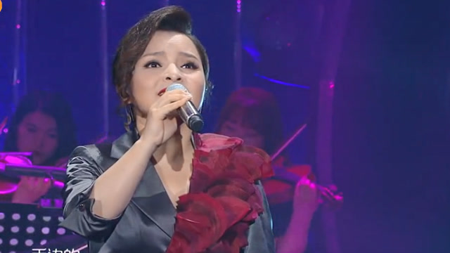 腾格尔,吴碧霞一首《九儿》,刚张口,观众掌声轰动全场!