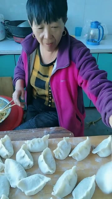 这老太太天天包饺子子就说饺子好吃你家老太太也这么爱吃饺子吗