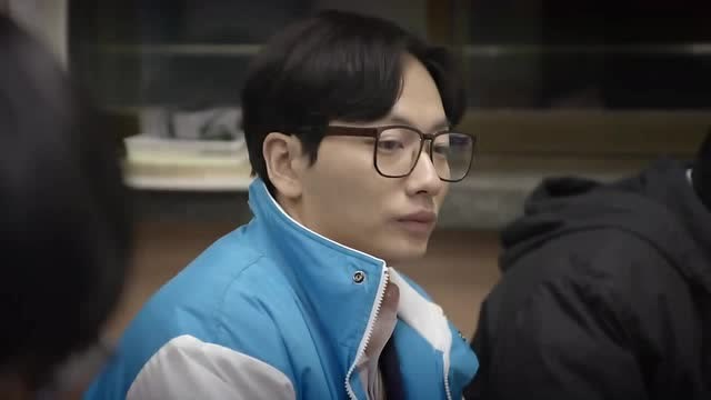 请回答1988:东龙上自习讲话,窗户外慈祥的眼光看着你呢!