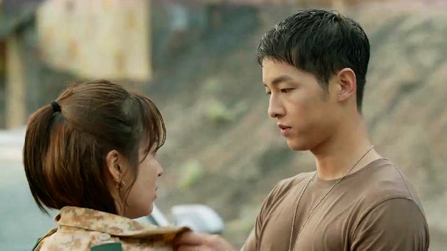 《太阳的后裔》回到部队,柳时镇给湿身的姜暮烟披上衣服