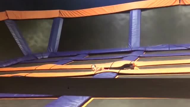 老外蹦床失误集锦!网友:这是用整个身体来搞笑的吗?