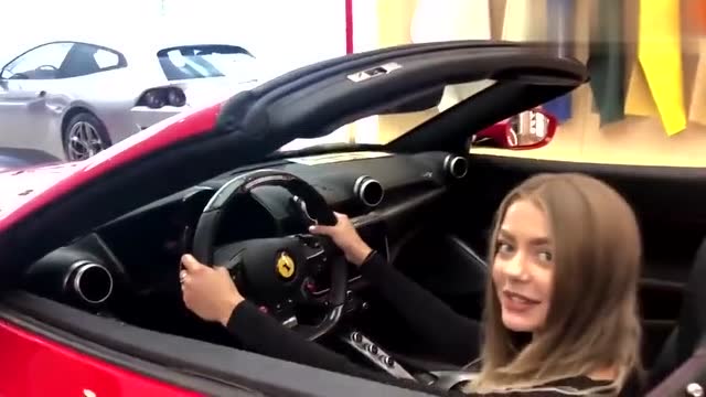 美女销售推销法拉利,看到销售那甜甜的一笑,这车我买定了