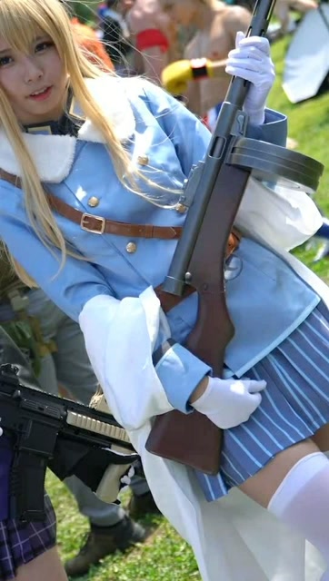 这个小姐姐抱着什么枪呀