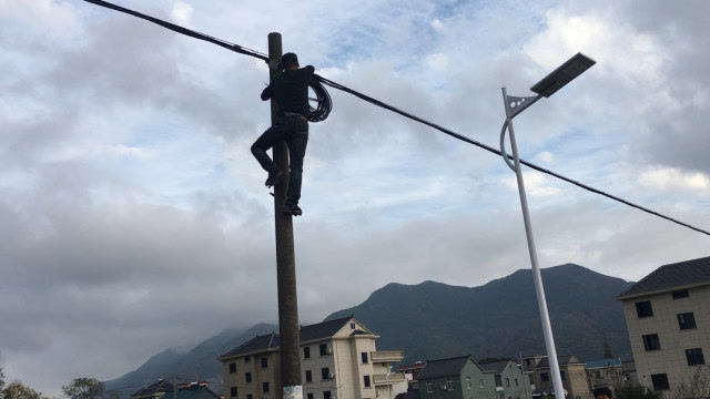 农村40岁大哥接光缆,爬10米高电线杆,让人感受到农民工的不容易
