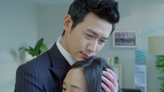 叶春萌的话终于打动了周明,2人深情相拥,美好的画面真让人感动