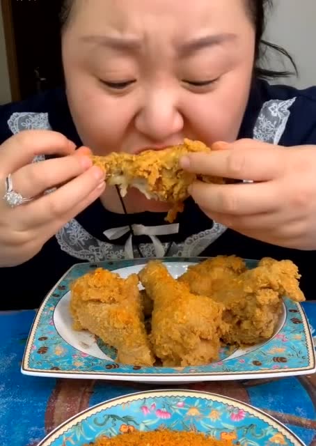 网红北京胖姐姐开吃,美味的炸鸡,吃一口还想吃!