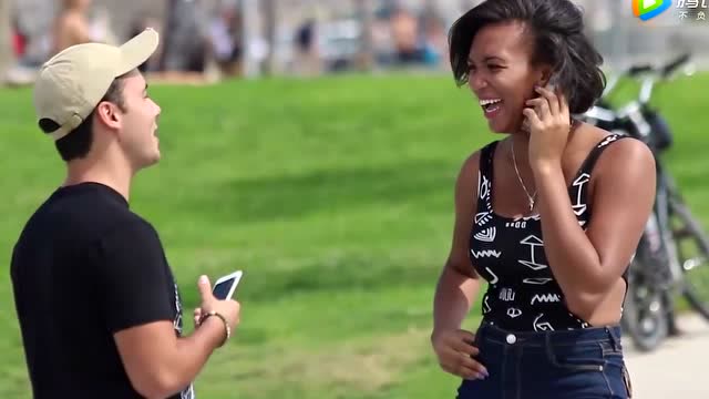 国外白人小哥搭讪黑人美女,美女为了不尴尬还一直打手机!