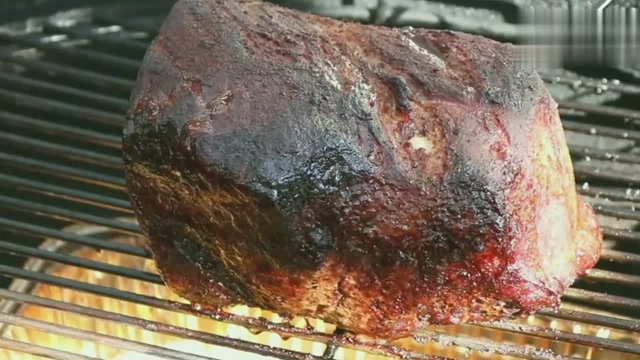 牛臀肉烤一烤,都快黑糊了,没想到切开后,被它吸引了目光!