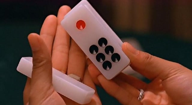 玩牌九姑娘出老千,可以换掉手上的牌,而且刚好比对方大一点!