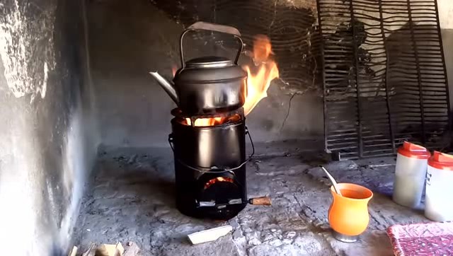 小伙制作的火炉,不用煤不用电,几根木头烧开一壶水,太省钱了