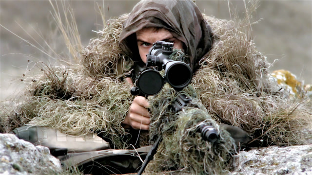 职业狙击手暗杀部队领导,遭特种狙击小组围剿,3个回合后被爆头!