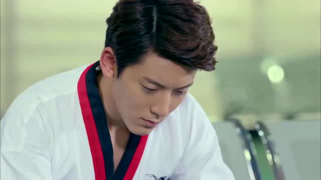 百草觉得若白一定能战胜方廷皓!廷皓被刺激到,第二天就挑战若白