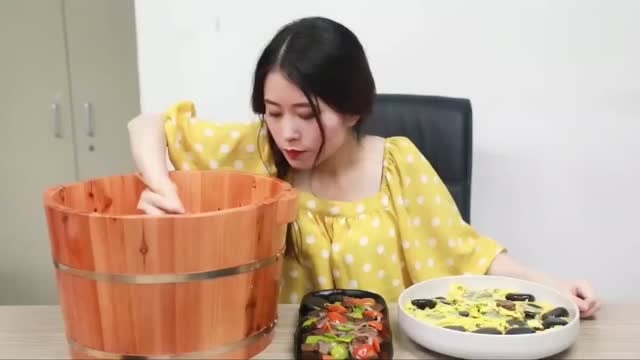 办公室小野做了一顿大餐,最后直接端起盆喝汤,太彪悍了