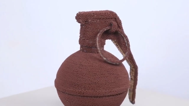 小伙用一万根火柴拼出一颗手雷,然后点燃会怎么样,场面瞬间炸裂!